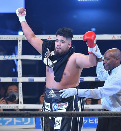 　１回ＫＯ勝利で両手を上げる但馬ミツロ（撮影・西岡正）