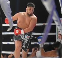 　１回、ナビーン・バーマ（右下）からダウンを奪う但馬ミツロ（撮影・堀内翔）