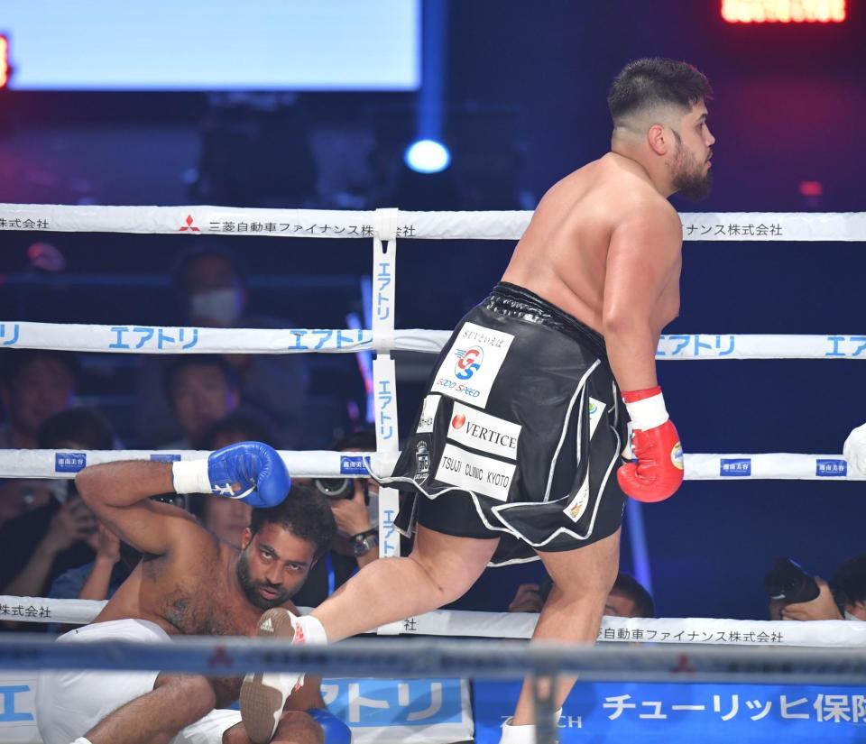 　１回、ダウンを奪う但馬ミツロ（撮影・西岡正）