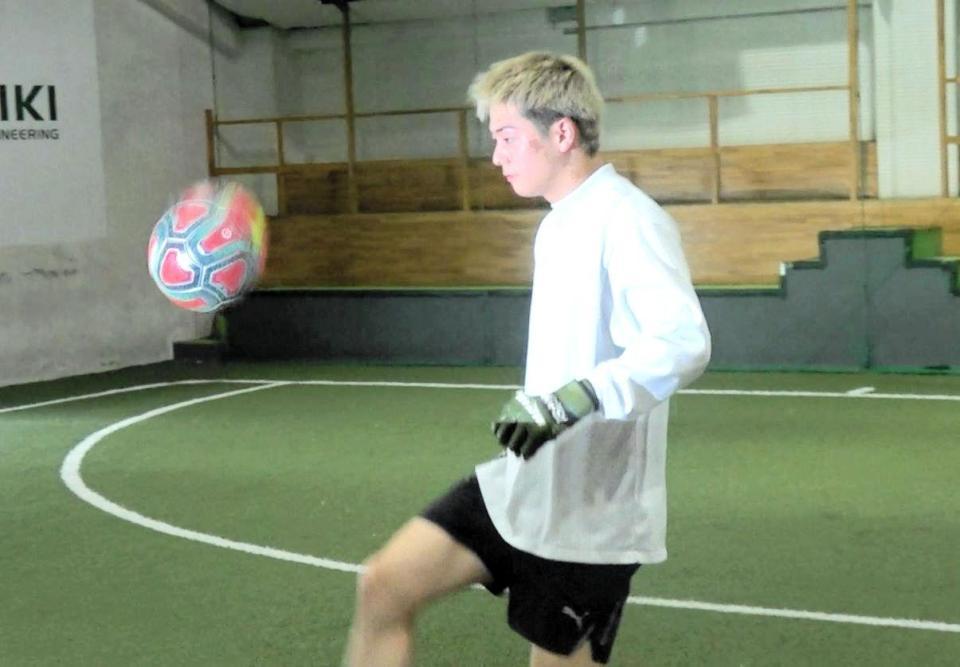 　リフティングを披露する三浦孝太