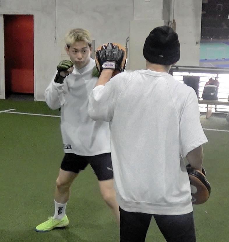 　公開練習でミット打ちをする三浦孝太