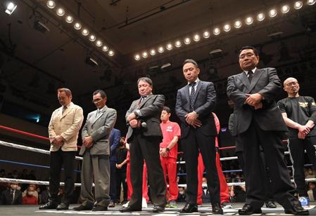 　米倉健司元会長に向けた１０カウントを聞く大橋秀行会長（中央）ら関係者（撮影・西岡正）