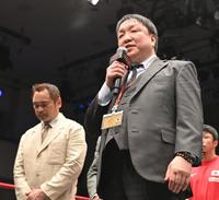 　米倉健司元会長のエピソードを話す大橋秀行会長（右）＝撮影・西岡正