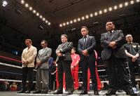 　米倉健司元会長に向けた１０カウントを聞く大橋秀行会長（中央）ら関係者（撮影・西岡正）