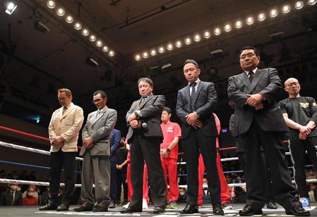 　米倉健司元会長に向けた１０カウントを聞く大橋秀行会長（中央）ら関係者（撮影・西岡正）