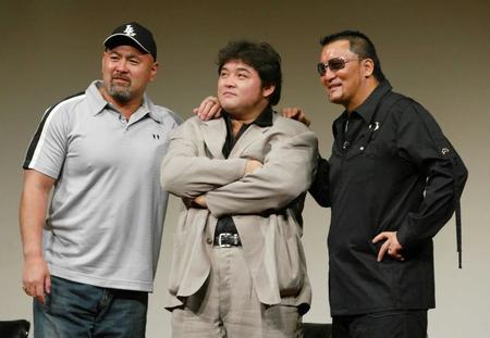 　（左から）武藤敬司、橋本真也さん、蝶野正洋（２００４年撮影）