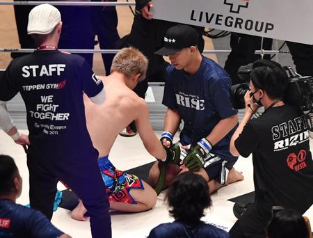 　試合後、ＹＡ－ＭＡＮ（右）と話す三浦孝太（撮影・佐々木彰尚）