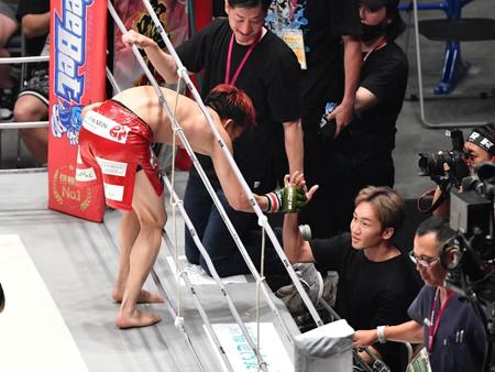 　兄・未来（右）と握手をする朝倉海（撮影・佐々木彰尚）