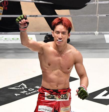 　勝利に喜ぶ朝倉海（撮影・佐々木彰尚）