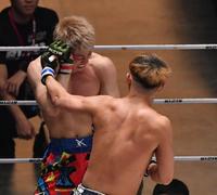 　ＹＡ－ＭＡＮ（手前）に攻められる三浦孝太（撮影・佐々木彰尚）