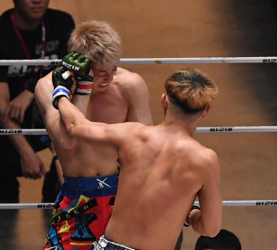 　ＹＡ－ＭＡＮ（手前）に攻められる三浦孝太（撮影・佐々木彰尚）