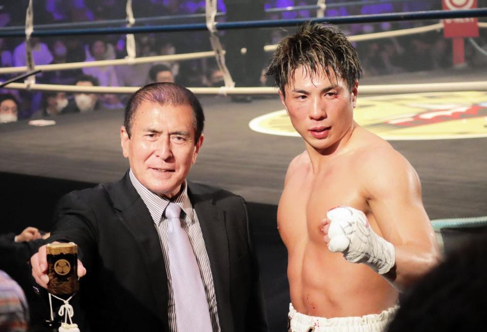 　印籠を持って記念撮影に応じる伊吹吾郎（左）と伊吹遼平