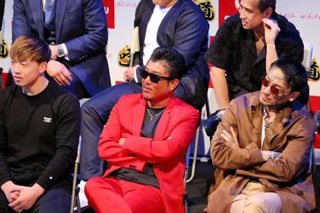 　高校生の姿を温かい目で見守るバン仲村（中央）と瓜田純士（右）