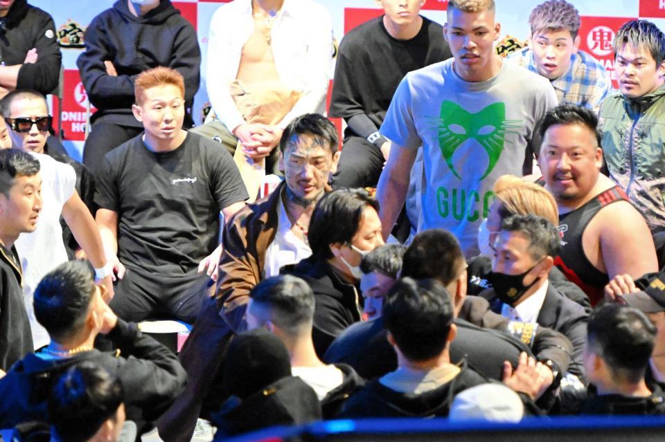 　ＢＤひな壇軍団と韓国勢が大乱闘を繰り広げた＝都内某所