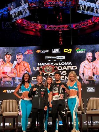 　ＭＧＭグランド・ガーデンアリーナで会見を行った中谷潤人（右）とアンドルー・モロニー「Ｍ・Ｔジム提供」