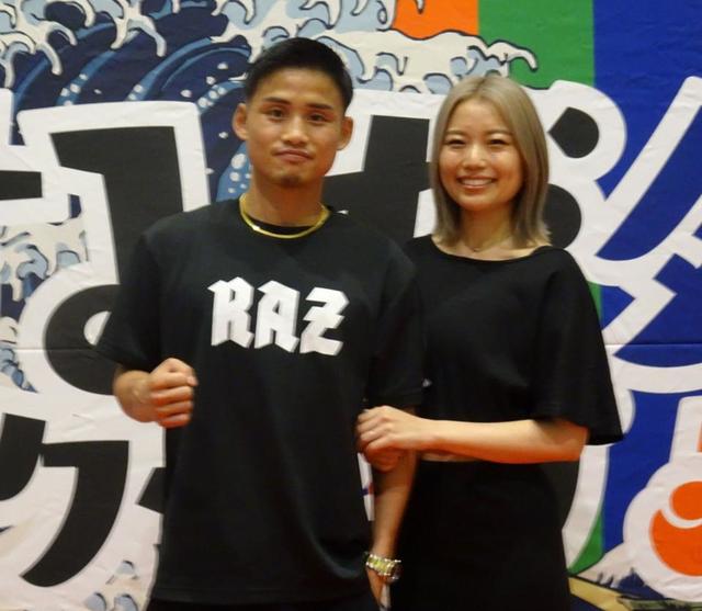 【写真】美人妻の左手指輪がキラリ 京口氏に寄り添うアツアツ姿