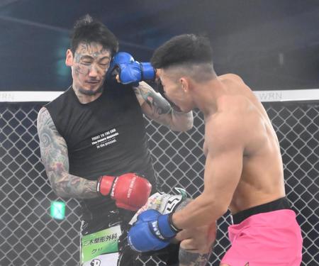 キム・アムゲのパンチをもらう瓜田純士（左）（撮影・堀内翔）