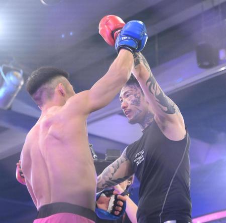 キム・アムゲ（左）と健闘をたたえ合う瓜田純士（撮影・堀内翔）