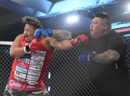 キム・ジェフンのパンチをもらうノッコン寺田（左）（撮影・堀内翔）