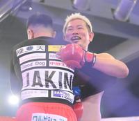 邪鬼と健闘をたたえ合うかずややねんけど（撮影・堀内翔）