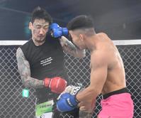 キム・アムゲのパンチをもらう瓜田純士（左）（撮影・堀内翔）