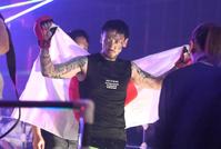 日の丸を背負って入場する瓜田純士（撮影・堀内翔）