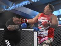 キム・ジェフンにパンチを出すノッコン寺田（撮影・堀内翔）