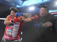 キム・ジェフンのパンチをもらうノッコン寺田（左）（撮影・堀内翔）