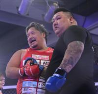 健闘をたたえ合うノッコン寺田とキム・ジェフン（右）（撮影・堀内翔）