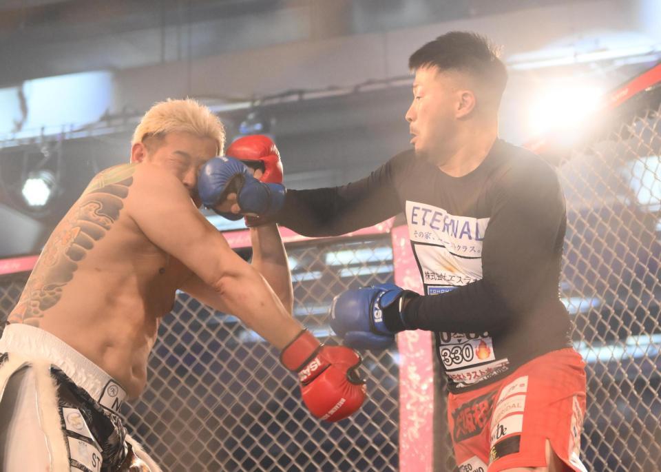 かずややねんけど（左）にパンチを出す邪鬼（撮影・堀内翔）