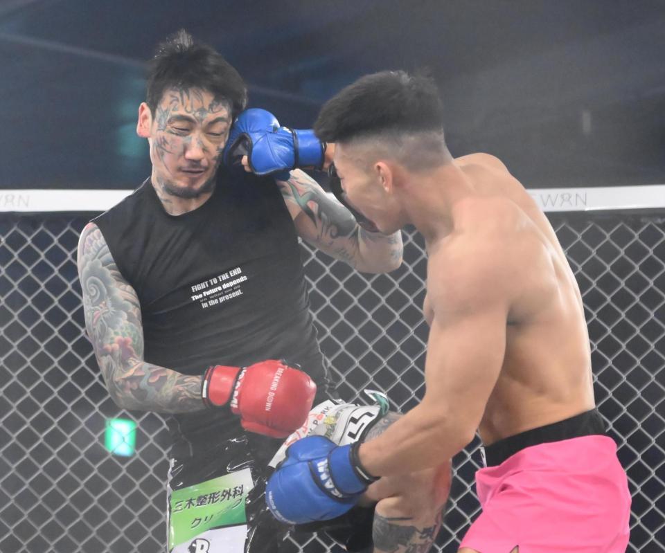 キム・アムゲのパンチをもらう瓜田純士（左）（撮影・堀内翔）