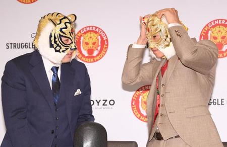 　初代タイガーマスクの佐山聡（左）から授かったマスクをかぶる７代目タイガーマスクの武尊（撮影・棚橋慶太）