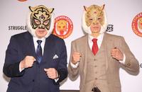 　７代目タイガーマスクを襲名し、初代タイガーマスクの佐山聡（左）とファイティングポーズを取る武尊（撮影・棚橋慶太）