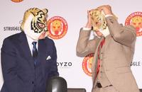 　初代タイガーマスクの佐山聡（左）から授かったマスクをかぶる７代目タイガーマスクの武尊（撮影・棚橋慶太）