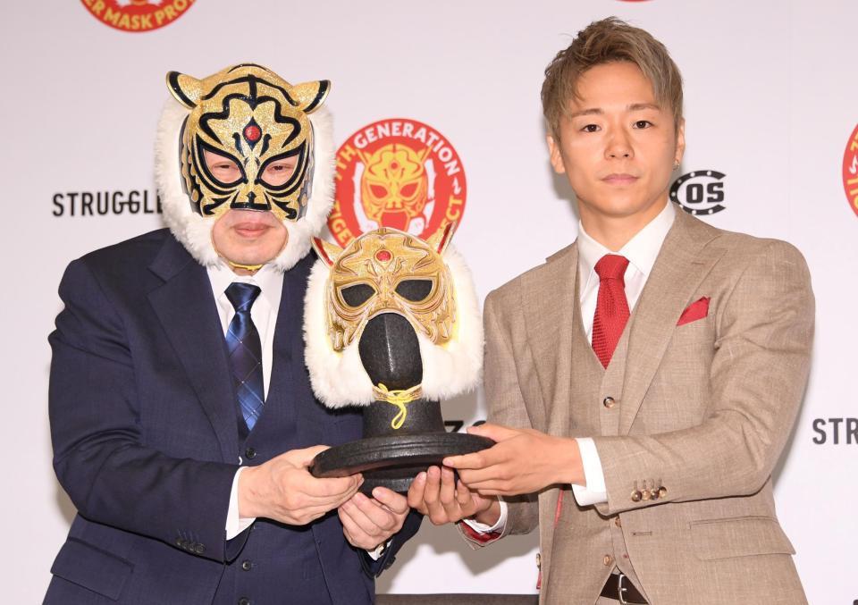 　初代タイガーマスクの佐山聡（左）から７代目のマスクを授かる武尊（撮影・棚橋慶太）