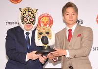 　佐山聡氏（左）からマスクを授かる武尊