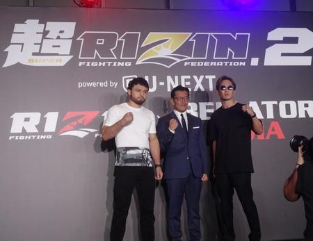 　「超ＲＩＺＩＮ．２」に出場する朝倉未来（右）と対戦相手のヴガール・ケラモフ（左）と榊原信行ＣＥＯ