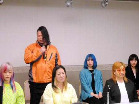 　ジャガー横田デビュー４７周年記念興行を開催し会見するジャガー横田（左から２番目）と対戦相手の井上京子（右）