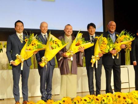 　ベストファーザーイエローリボン賞を受賞した武藤敬司（右）に高橋克典（右から２番目）桂宮治（右から３番目）数原滋彦三菱鉛筆社長（右から４番目）五十嵐立青つくば市長