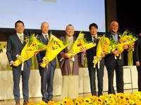 　ベストファーザーイエローリボン賞を受賞した武藤敬司（右）に高橋克典（右から２番目）桂宮治（右から３番目）数原滋彦三菱鉛筆社長（右から４番目）五十嵐立青つくば市長
