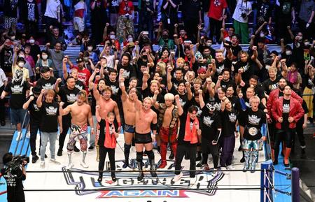 　ダーをするオカダ・カズチカ（中央）らレスラーたち