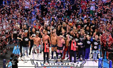 　ダーをするオカダ・カズチカ（中央）らレスラーたち