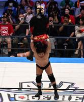 　ＢＵＳＨＩ（上）を攻める諏訪魔