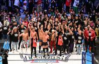 　ダーをするオカダ・カズチカ（中央）らレスラーたち