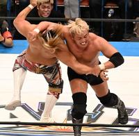 　棚橋弘至（左）にレインメイカーを見舞うオカダ・カズチカ