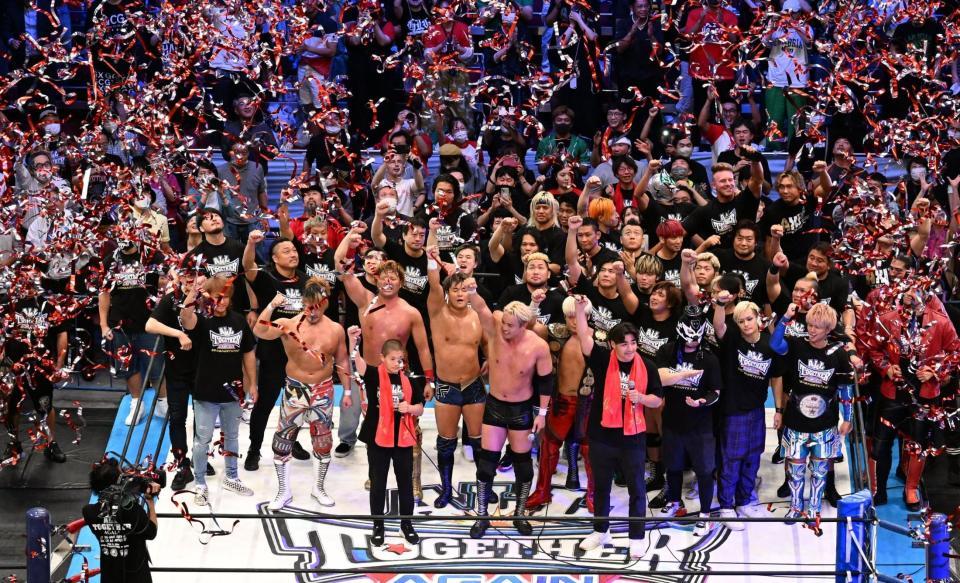 　ダーをするオカダ・カズチカ（中央）らレスラーたち