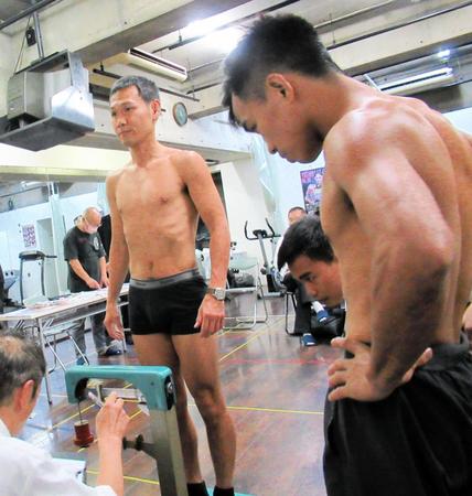 　対戦相手のジョエル・リノ（右）が見守る中で計量を行う高山勝成