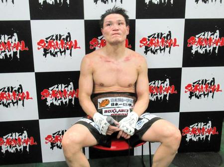 　敗戦後、険しい表情で取材に応じる野中