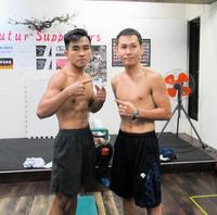 　約２年ぶりの試合に向けて前日計量をクリアした高山勝成（右）と対戦相手のジョエル・リノ