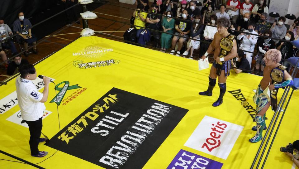 　佐藤光留（左）から挑戦を表明される青柳兄弟